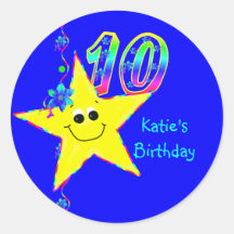 10ème Le smiley de fête d'anniversaire tient le pr
