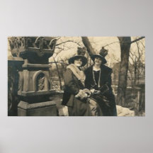 2 dames avec des chapeaux avec des plumes posters