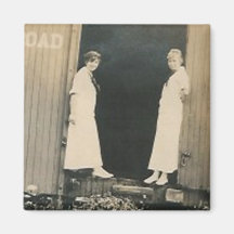 2 dames sur l'aimant de train