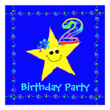 2ème Le smiley de fête d'anniversaire tient le pre