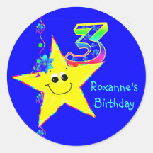 3ème Le smiley de fête d'anniversaire tient le pre