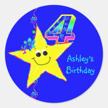 4ème Le smiley de fête d'anniversaire tient le pre