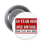 50 ans, un propriétaire - les pièces des besoins,  badge avec épingle