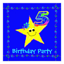 5ème Le smiley de fête d'anniversaire tient le pre