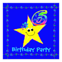 6ème Le smiley de fête d'anniversaire tient le pre