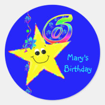 6ème Le smiley de fête d'anniversaire tient le pre