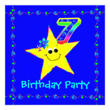 7ème Le smiley de fête d'anniversaire tient le pre