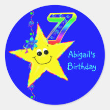 7ème Le smiley de fête d'anniversaire tient le pre
