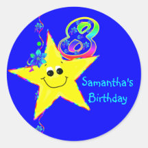 8ème Le smiley de fête d'anniversaire tient le pre