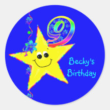 9ème Le smiley de fête d'anniversaire tient le pre