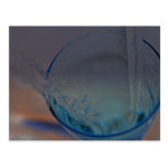 A Flux d'eau sortant d'un verre bleu cartes postales