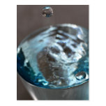 A one goutte arrivant dans le verre cartes postales