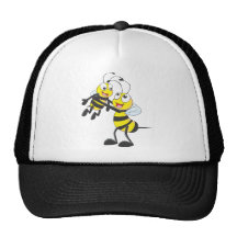 Abeille faite sur commande de père portant son fil casquette
