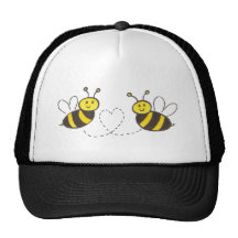 Abeilles de miel avec le coeur casquette