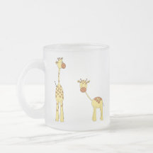 Adulte et girafe de bébé. Bande dessinée Tasse
