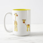 Adulte et girafe de bébé. Bande dessinée Tasse