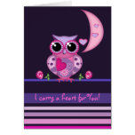 Aimez le hibou portant une carte de coeur avec le 
