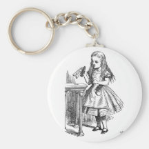 Alice avec la "boisson je" bouteille porte-clefs