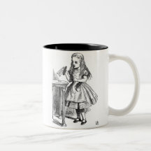 Alice avec la "boisson je" bouteille tasse à café
