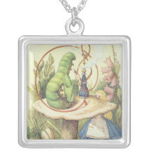 Alice rencontre Caterpillar Pendentifs