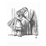 Alice vintage au pays des merveilles recherchant l carte postale