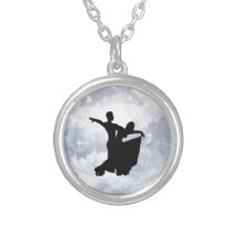 Amants dansant dans le romance collier