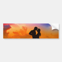 Amants embrassant au coucher du soleil sur la plag adhésif pour voiture