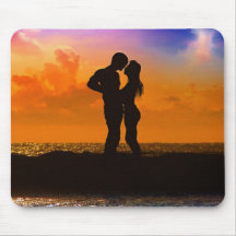 Amants embrassant au coucher du soleil sur la plag tapis de souris