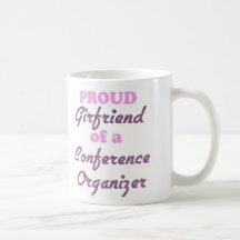 Amie fière d'un organisateur de conférence tasses