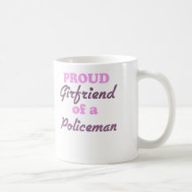 Amie fière d'un policier tasse à café