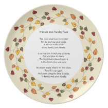 Amis et plat de famille assiettes