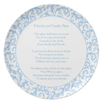 Amis et plat de famille assiettes
