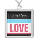 AMOUR : : avec des noms rose, bleu, et collier de 
