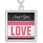 AMOUR : : avec les noms roses et le collier noir
