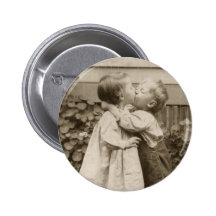 Amour vintage Romance, enfants embrassant, premier Badge
