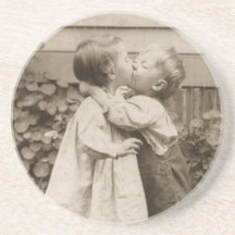 Amour vintage Romance, enfants embrassant, premier Dessous De Verre