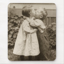 Amour vintage Romance, enfants embrassant, premier Tapis De Souris