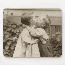 Amour vintage Romance, enfants embrassant, premier Tapis De Souris