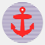 Ancre rouge avec les rayures bleues de marin autocollant rond