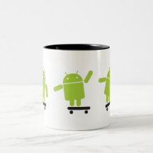 Androïde faisant de la planche à roulettes tasses à café