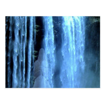 Ange dans une carte postale de cascade
