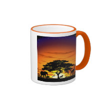 Animaux sauvages sur la tasse de coucher du soleil