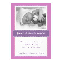 Annonces pourpres roses de naissance de bébé invitations personnalisées