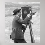 Appareil-photo antique Man, 1918 Posters