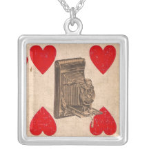 Appareil-photo vintage et collier argenté de coeur