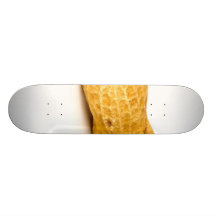 Arachide simple sur l'arrière - plan blanc planches à roulettes customisées