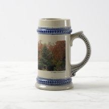 Arbre à feuillage persistant en automne tasse