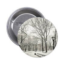 Arbres d'hiver couverts dans la neige pin's avec agrafe
