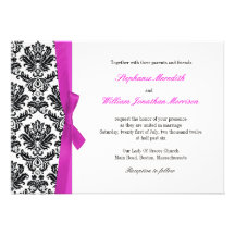 Arc de roses indien avec l'invitation de mariage d