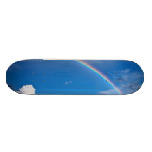 Arc-en-ciel dans un ciel bleu planches à roulettes